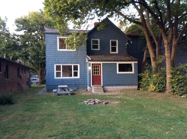 Building Photo - 4 bedroom 1 1/2 bath single family house with yard.