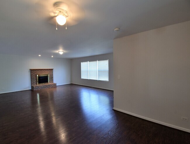 Building Photo - 1223 E Davis St
