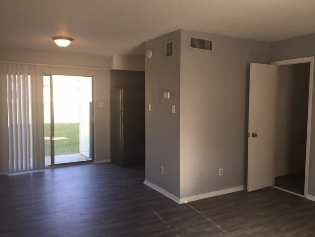 Foto del edificio - 203 Regal Heights Dr