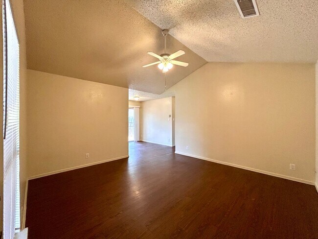 Building Photo - 8802 Pineridge Dr