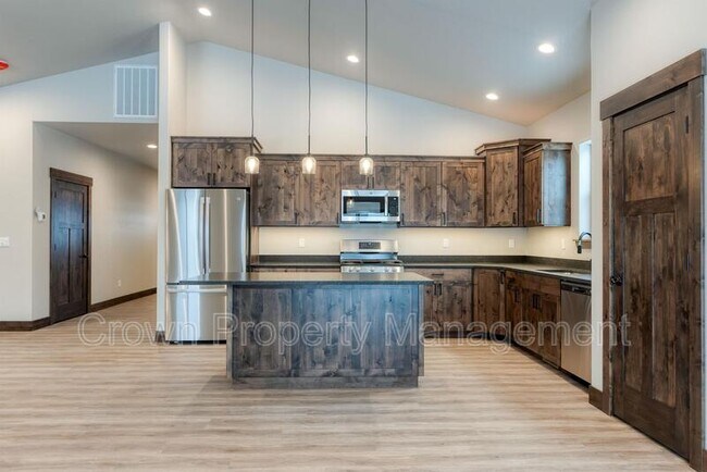 Foto del edificio - 4032 Snowberry Ave