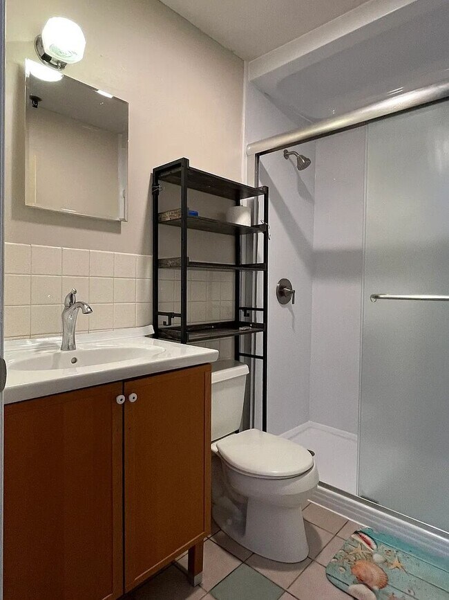 Foto del edificio - Bright, Updated 2-Bedroom in Prime Burlington Location — Available Now!