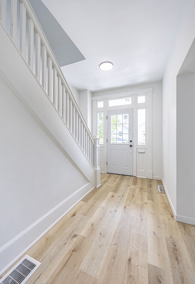 Foto del edificio - Newly Renovated 5 Bd/2 Bath Home in New Kensington