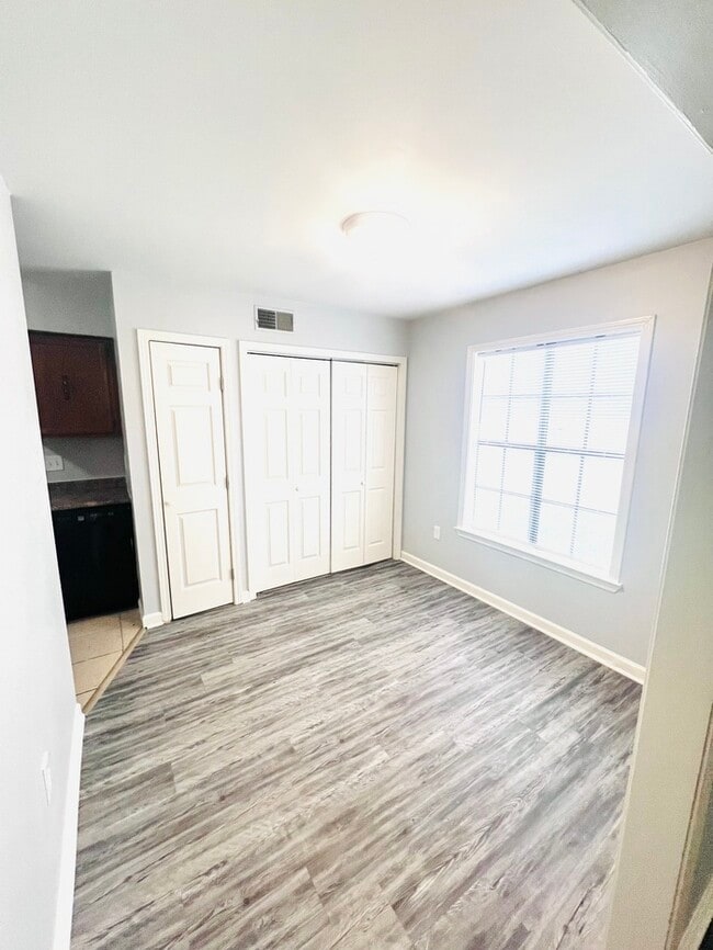 Building Photo - Newly Renovated Home