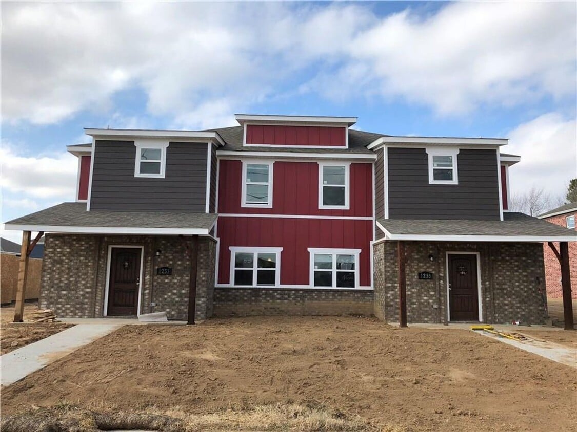 4 Bed 4.5 Bath Townhouse just mins away from the University! - 4 Bed 4.5 Bath Townhouse just mins away from the University!