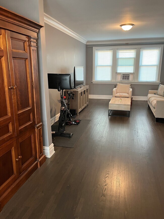 Sala de estar - 4 S Stone Ave