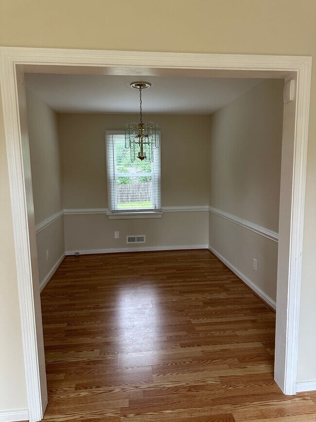 Foto del edificio - $2,300 / 3 br / 1.0 ba / 1,008 sqft