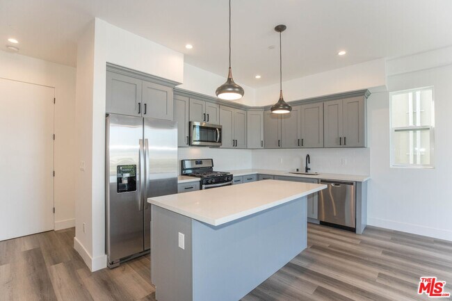 Building Photo - 525 S Normandie Ave