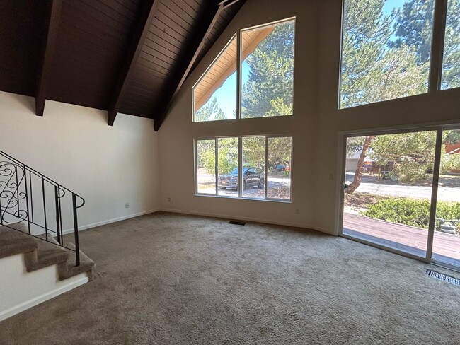 Foto del edificio - 3 Bedroom, 2 bath with Carport in Quiet in...