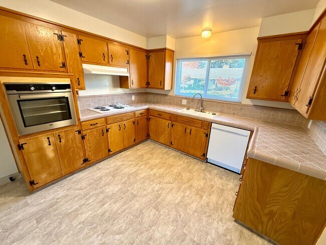 Foto del edificio - Charming Single-Level Home with Private Yard & Attached Garage!