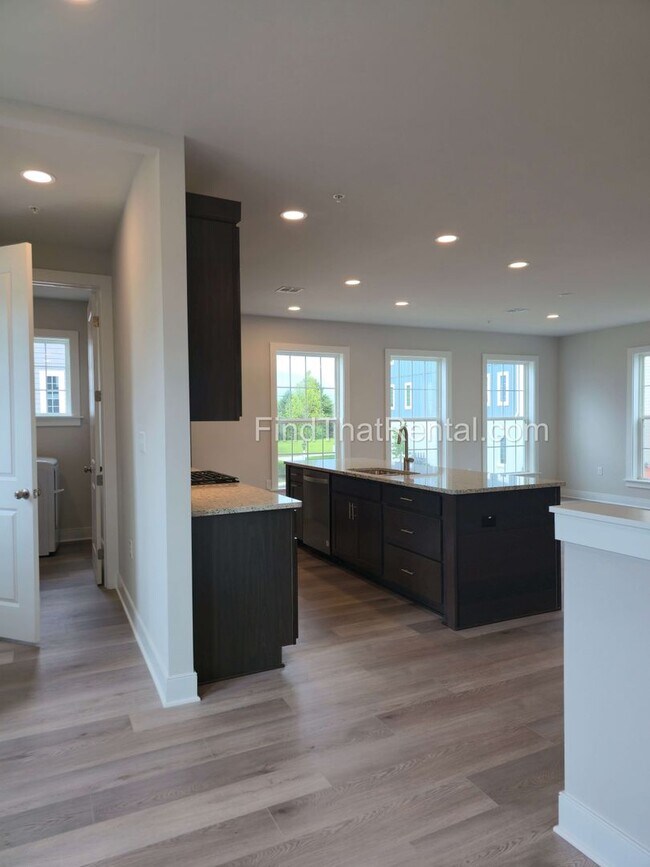 Foto del edificio - Pet Friendly CV Schools New Home w Large I...