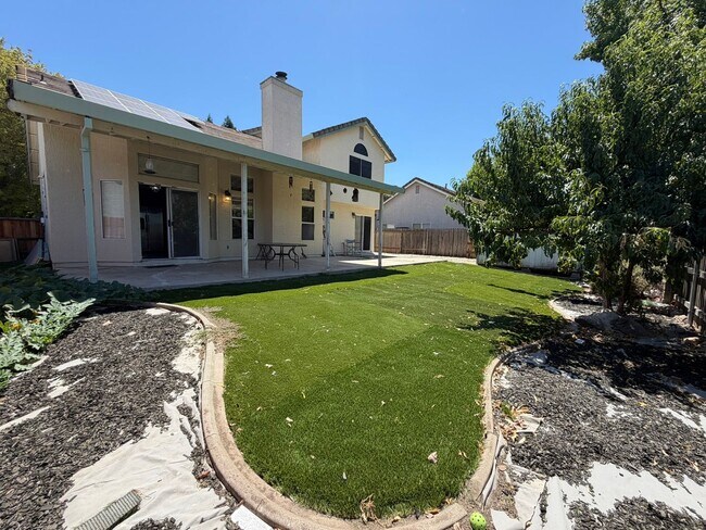 Foto del edificio - AVAILABLE NOW! Come view this 5 Bedroom single family home in Rocklin!