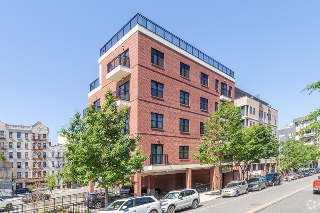 Building Photo - 460 Grand St