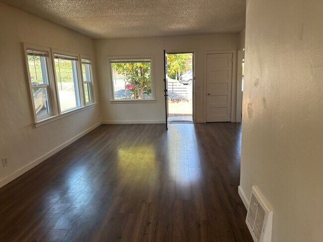 Foto del edificio - 907 W Main St