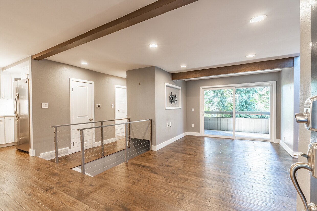 Spacious living room - 10911 NE 37th Pl