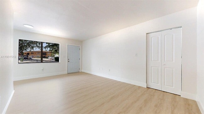 Building Photo - 1676 W 42nd St