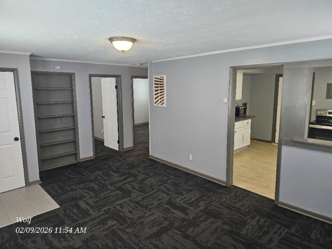 Building Photo - 2102 W Forest Dr