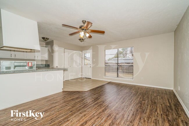 Foto del edificio - 6403 Redwood Ln