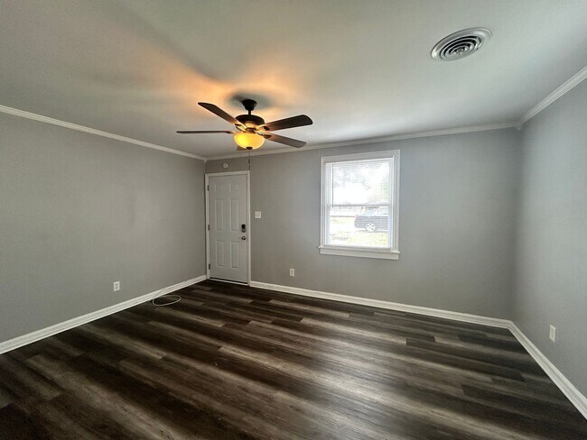 Building Photo - Great 2 Bedroom Home in Colonial Heights A...