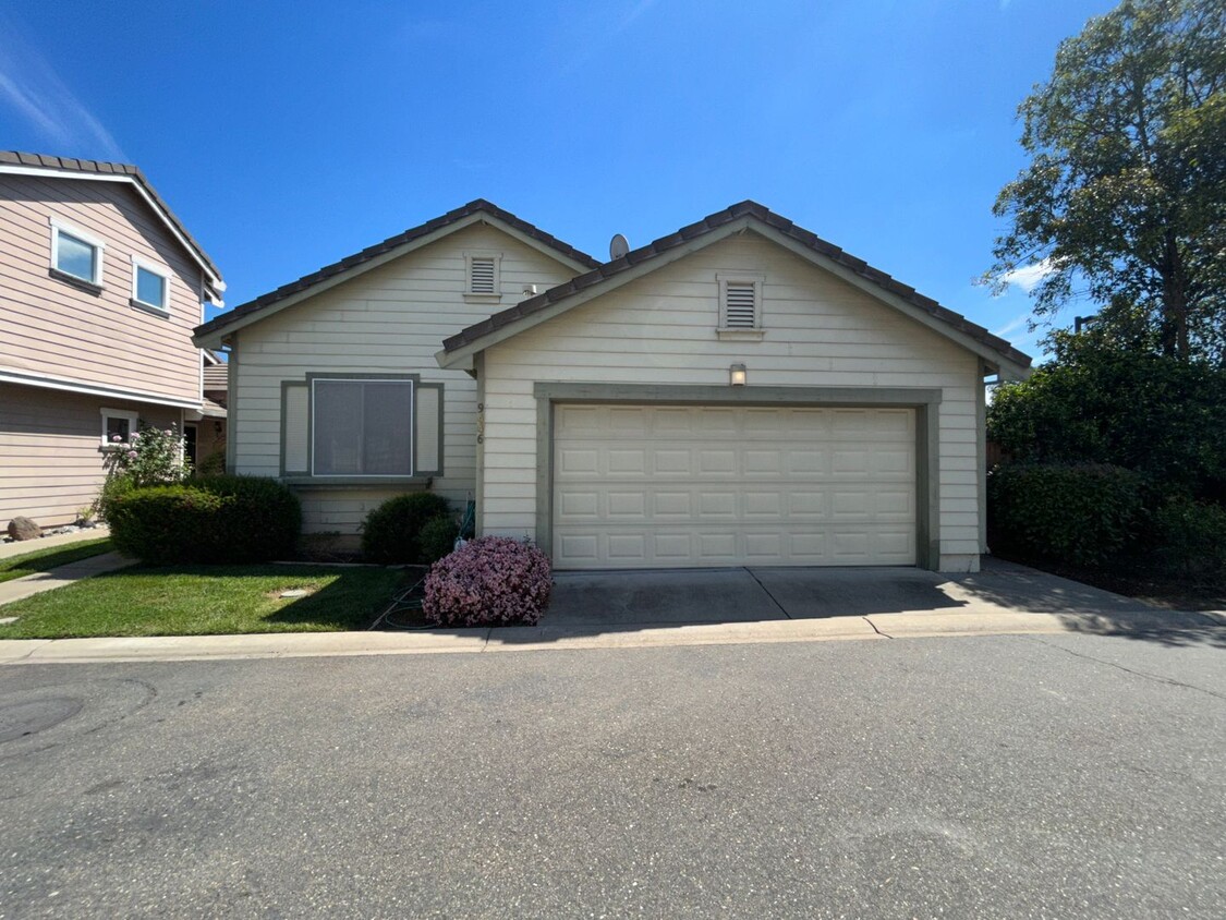 Primary Photo - 9446 Laguna Pointe Way