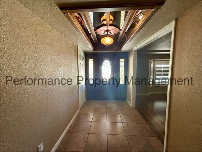 Foto del edificio - Charming 3 Bed/2 Bath in Porterville w/ RBP & $0 Deposit Option
