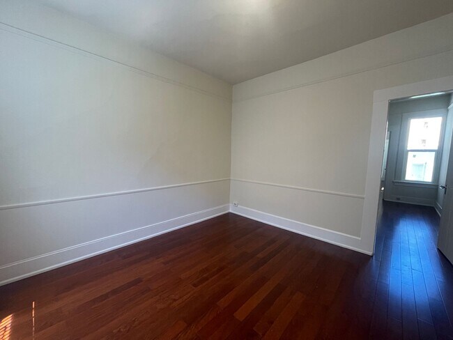 Foto del edificio - One Bedroom Available Now!