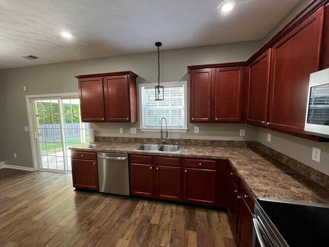 Building Photo - Modern Amenities. Urban Location. Sophisti...