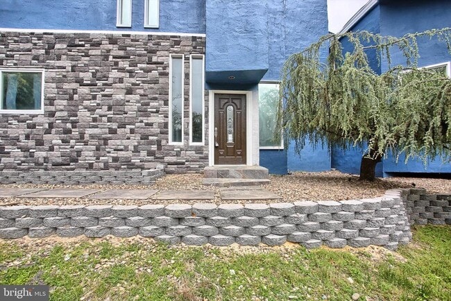 Building Photo - 1813 Holly Dr