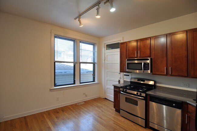 Foto del edificio - Video Tour- UK Village 2 Bedroom w/Central Heat & A/C. 2 Porches.
