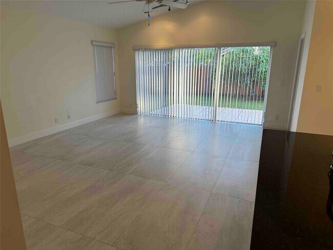 Foto del edificio - 19010 SW 10th St