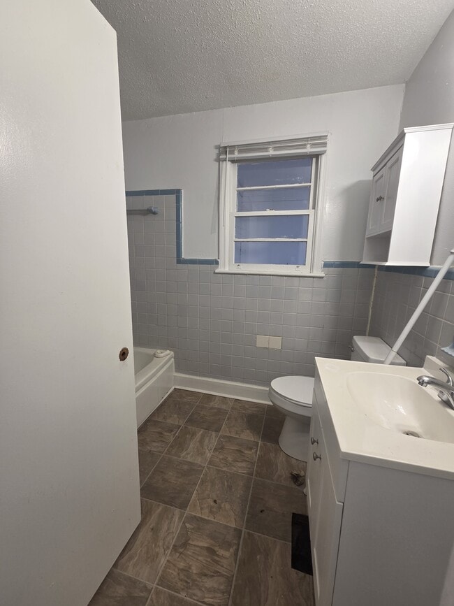 Building Photo - 2573 Dover St