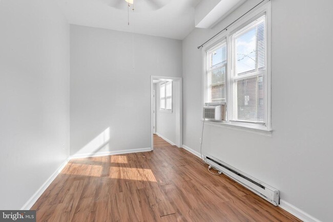 Foto del edificio - 2641 E Madison St