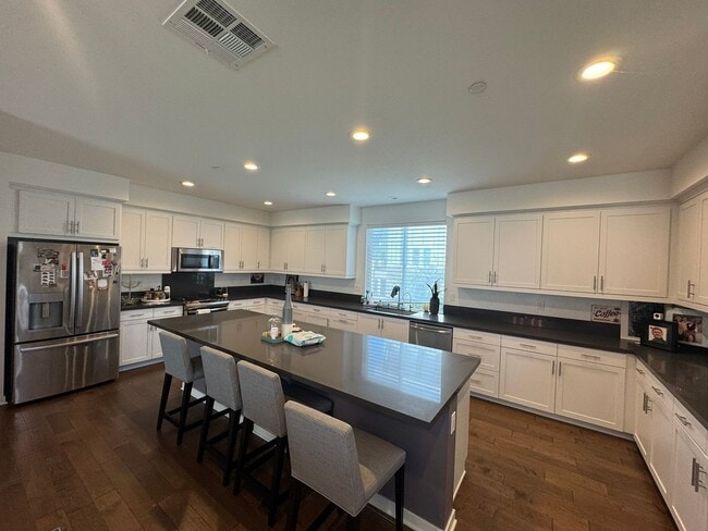 Building Photo - Beautiful, Modern 3BR/3.5BA Condo in the H...