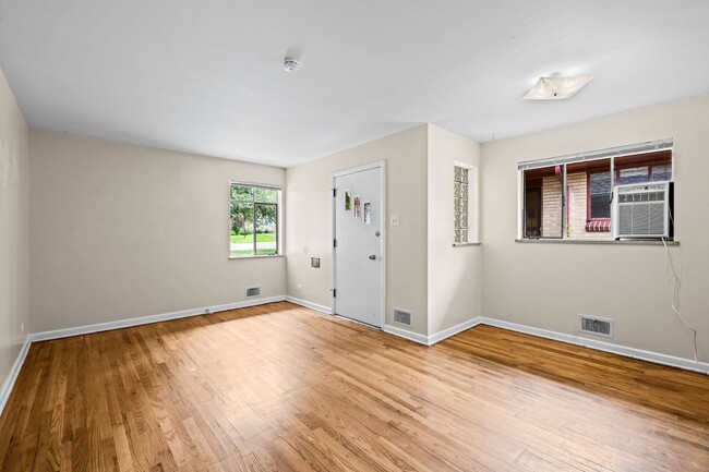 Building Photo - Fantastic Two Bedroom Duplex in University Neighborhood!