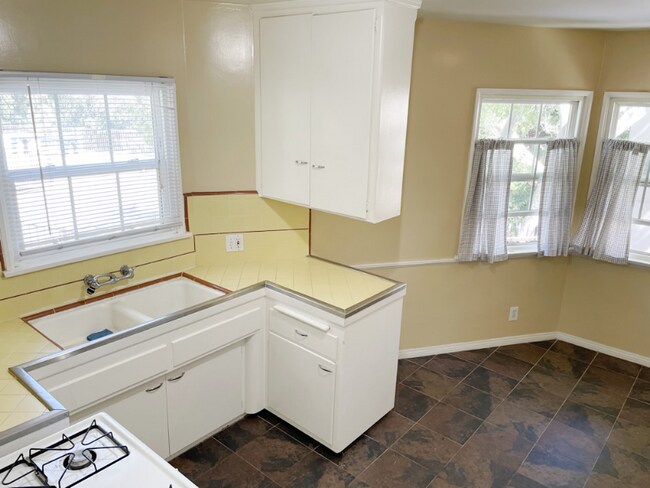 Building Photo - 404 Landfair Ave