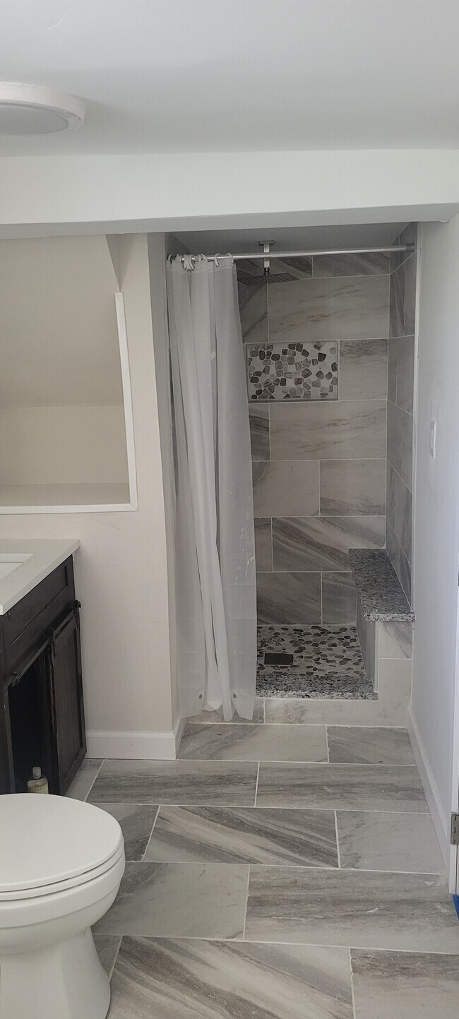 Shower - 2910 Sylvan Ave