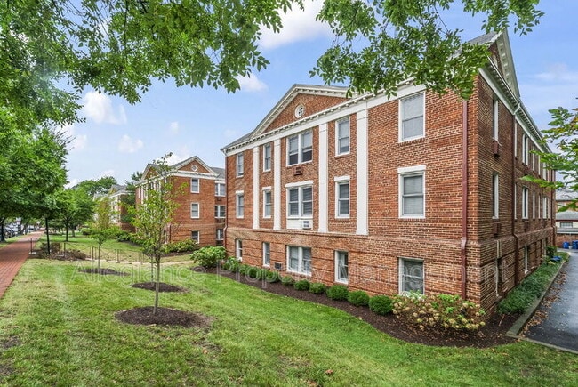 Building Photo - 922 S Washington St