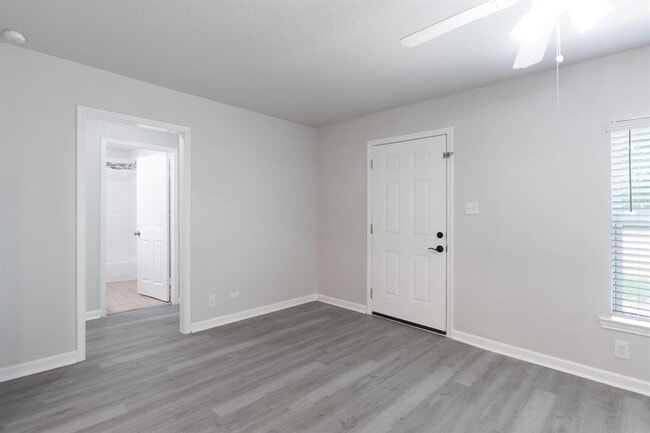 Building Photo - 1445 Hillview Ave