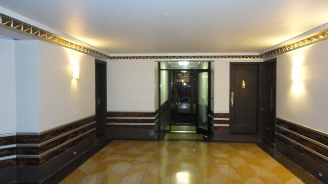 Building Photo - 210 E 75th St