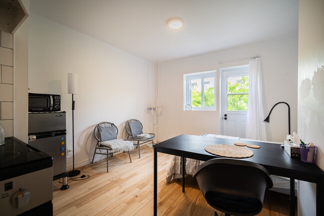 Photo du bâtiment - 820 Rue Roy E