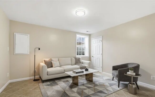 Foto del edificio - 8310 Rolling Rd