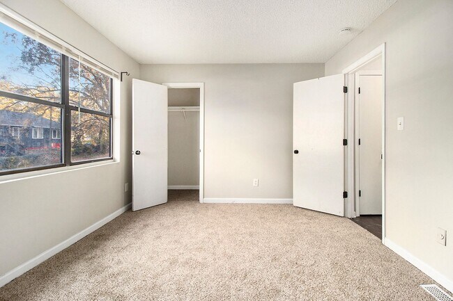 Foto del edificio - 3 Bedroom, 2 Bath Duplex near the Beltline