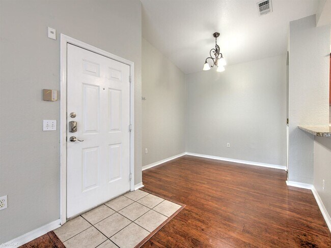 Foto del edificio - 2 br, 1 bath Condo - 5703 Legacy Crescent ...