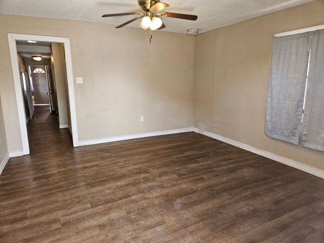 Building Photo - 2 Bedroom/2 Bath Home with Refrigerated Ai...