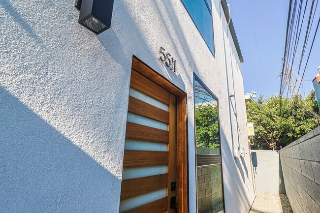 Building Photo - 2332 Carmona Ave