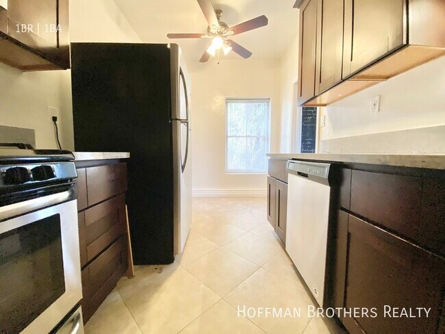 Foto del edificio - 800 N Las Palmas Ave