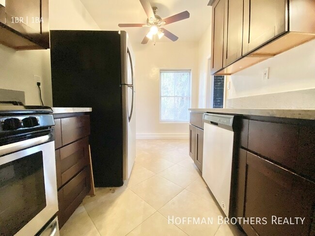 Building Photo - 800 N Las Palmas Ave