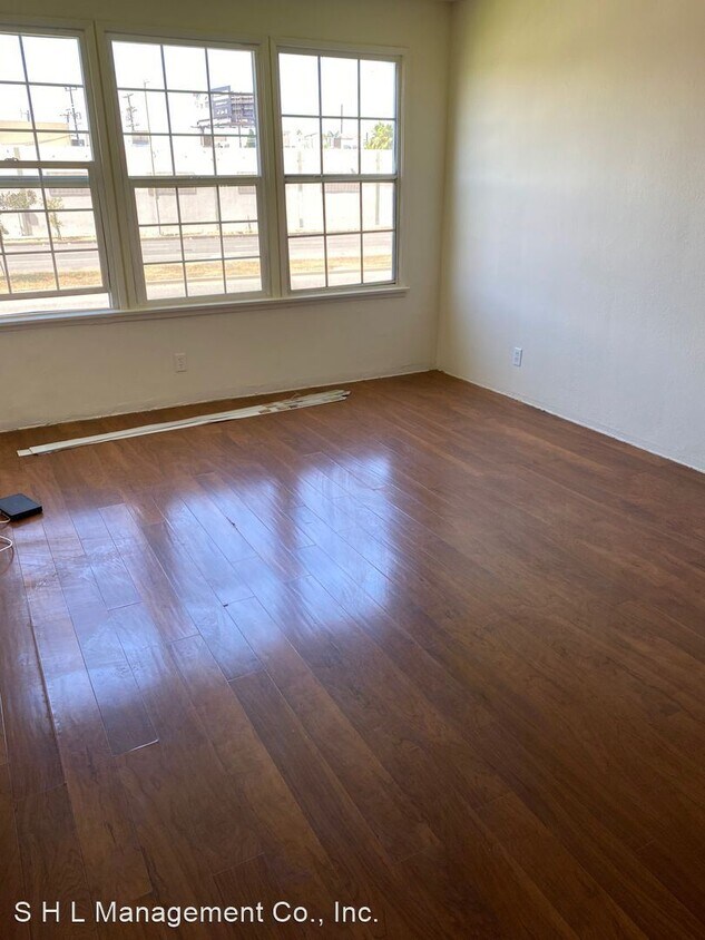 Building Photo - 4809 San Vicente Blvd