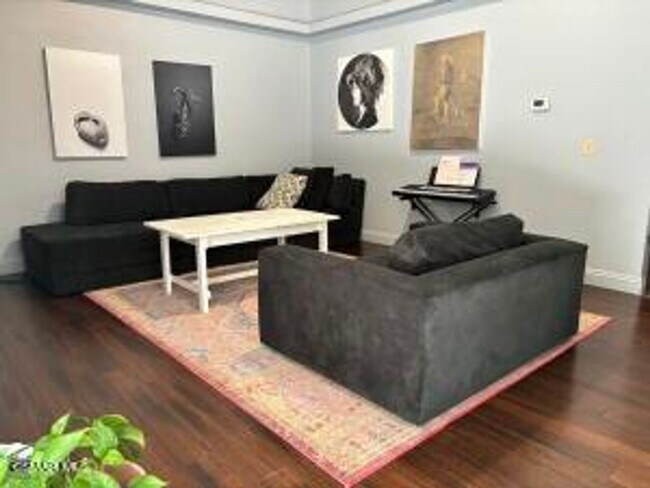 Foto del edificio - This is a lovely 2 bedroom, 1 1/2 bathroom...