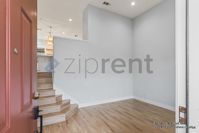 Building Photo - 1052 Green St